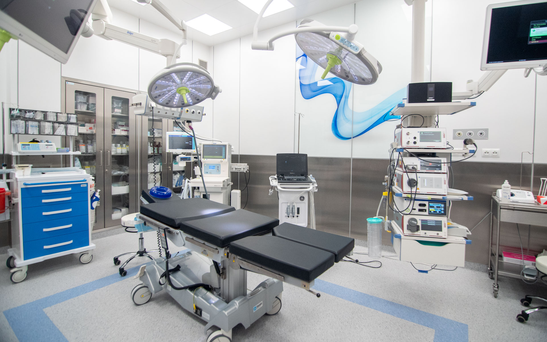 Stół operacyjny z lampami zabiegowymi i aparaturą anestezjologiczną w sali Centrum Medycznego PROMED — Szpital