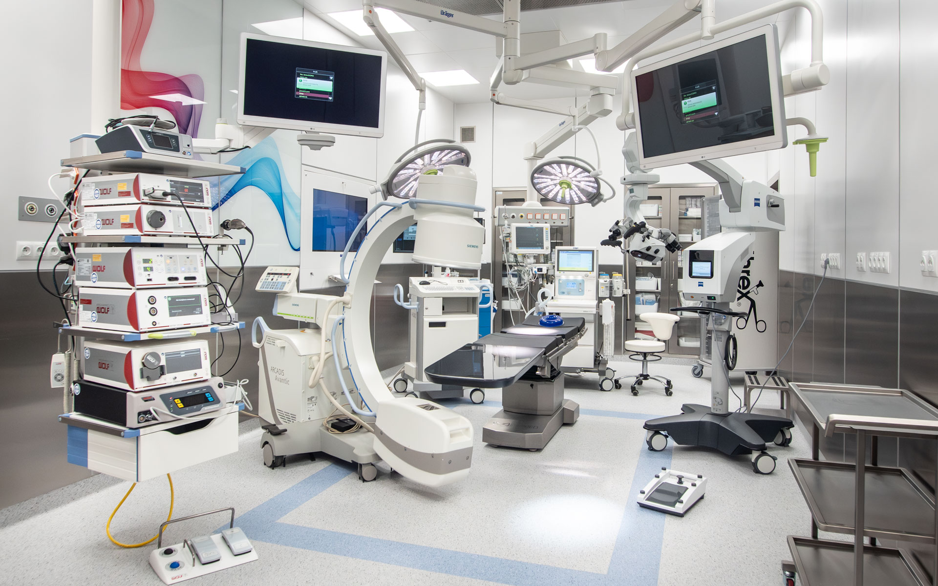 Sala operacyjna Centrum Medycznego PROMED — Szpital z ramieniem C, mikroskopem zabiegowym, lampami operacyjnymi i monitorami