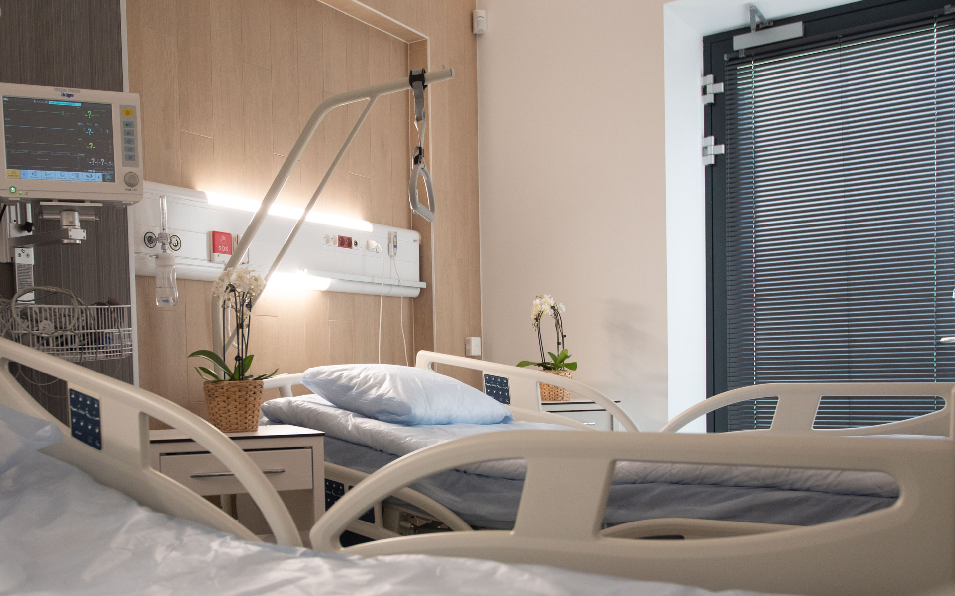 Pokój pacjenta z łóżkiem szpitalnym w Centrum Medycznym PROMED — Szpital